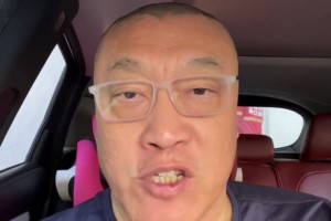 互赠🎁申京收到中国风围巾，任嘉伦在火箭训练馆获赠26号球衣